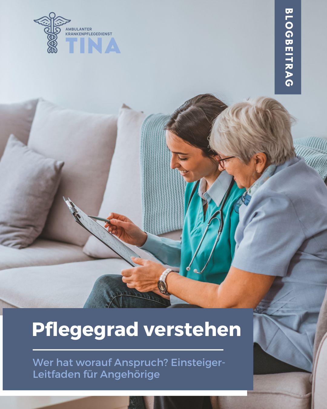 Auf dem Bild sieht man zwei Personen, die auf einem Sofa sitzen. ine Person hält ein Klemmbrett in der Hand und die beiden Personen schauen auf das Klemmbrett. Symbolisch für: Pflegegrad verstehen - wer hat worauf Anspruch?