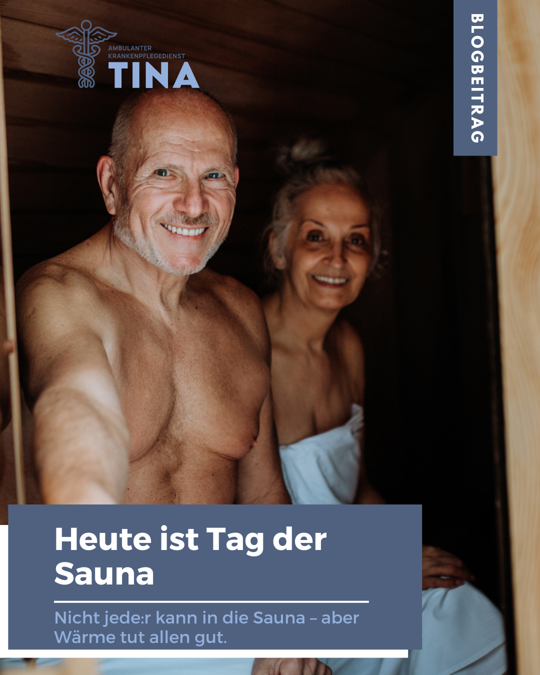 Auf dem Bild sieht man zwei Personen, die in der Sauna sitzen. Eine Person ist oberkörperfrei, die andere ist in ein Handtuch gewickelt. Beide lachen in die Kamera. Symbolisch für: Wärme & Wohlbefinden: Warum Saunieren auch im Alter gut tut