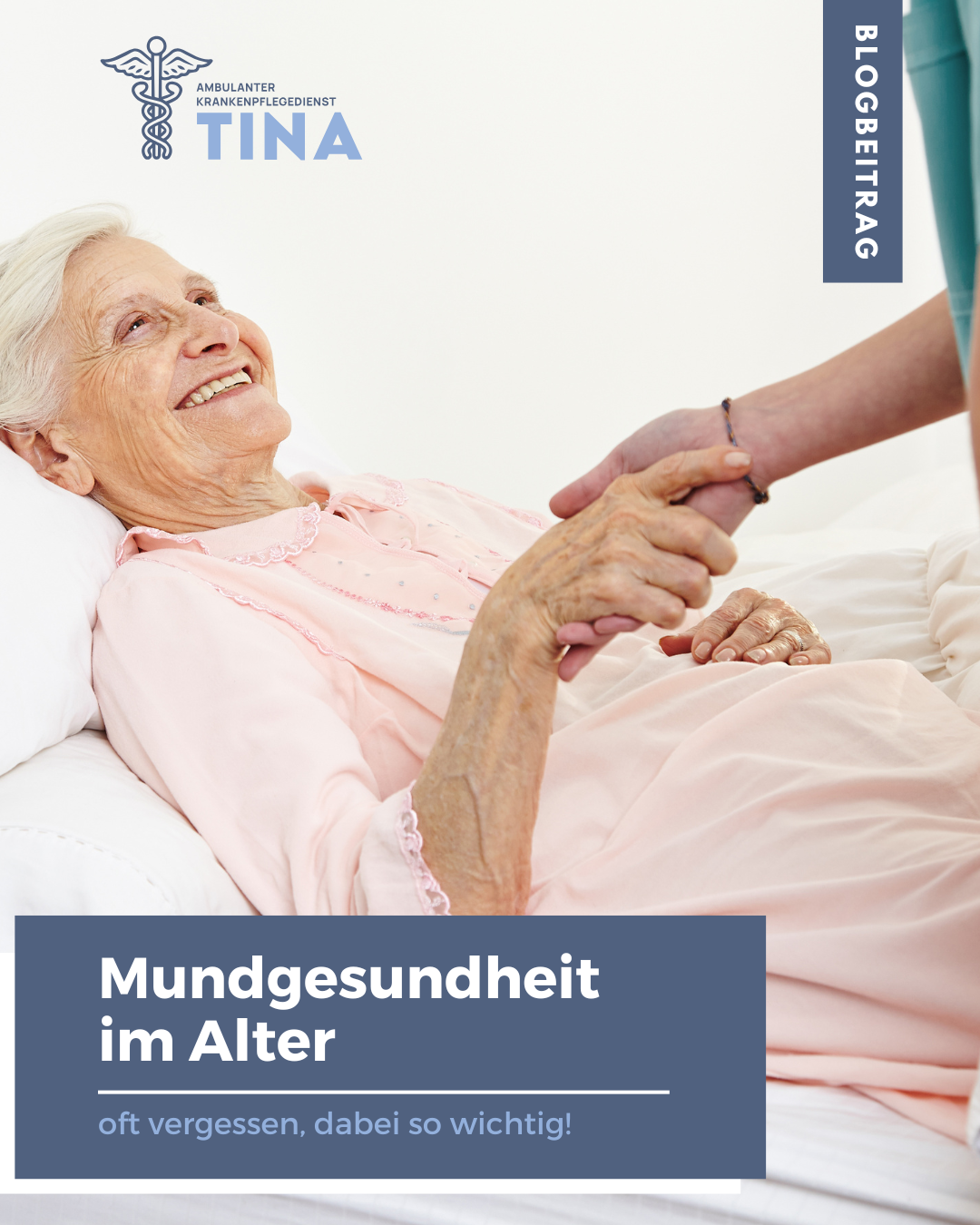 Auf dem Bild sieht man eine alte Frau, die im Bett liegt. Sie trägt ein rosa Hemd. Die Frau hält die Hand einer anderen Person fest und lächelt. Symbolisch für: Mundpflege bei bettlägerigen Menschen