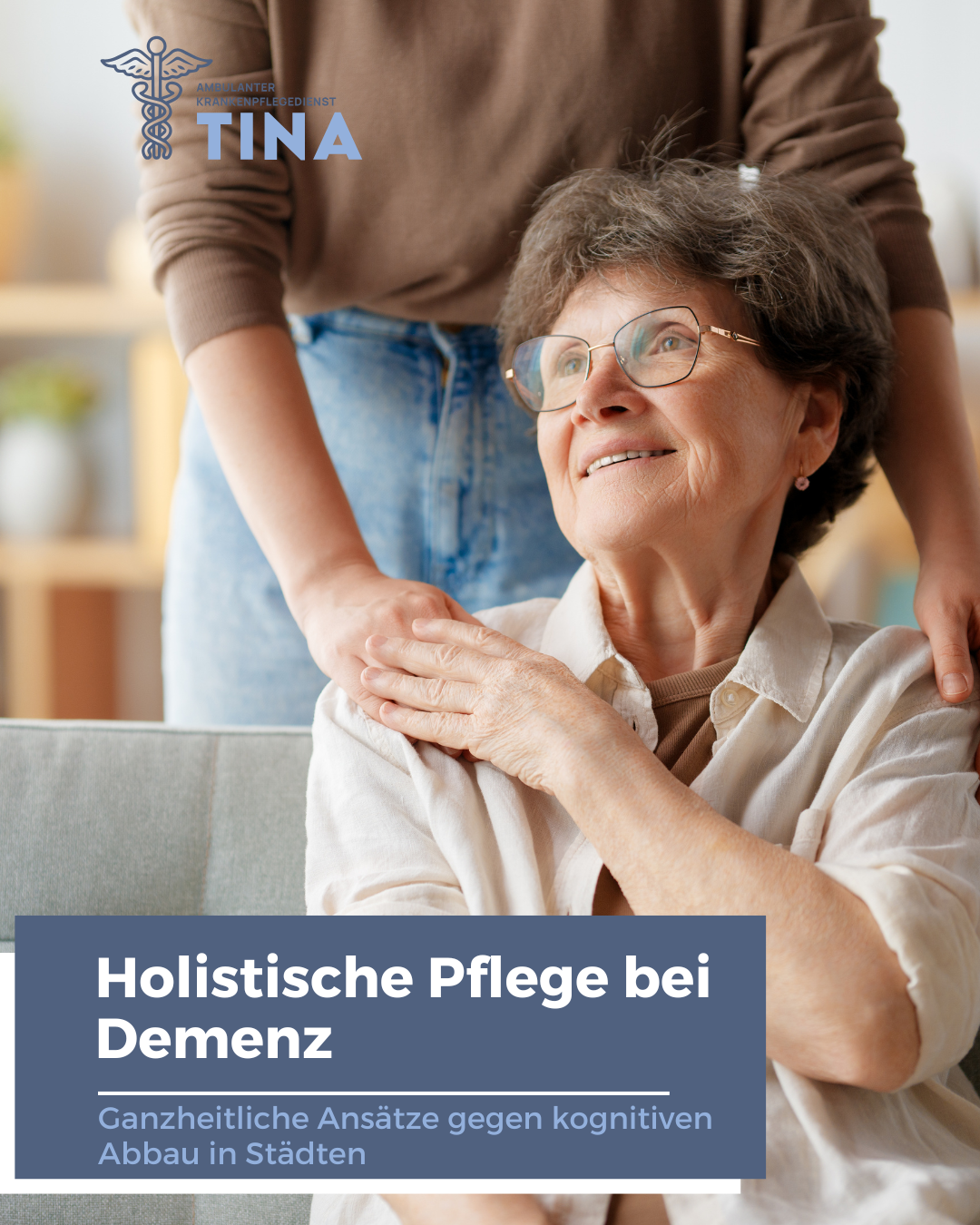 Eine ältere Frau bekommt die Handf aufgelegt, symbolisch für: Holistische Pflege Wie das Balance-Pflege-Modell kognitiven Abbau in städtischen Ballungsgebieten verhindert