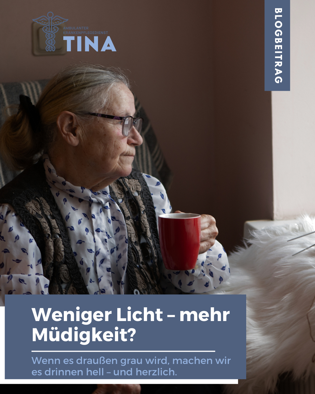 Ein älterer Mann starrt aus dem fenster in einem dunklen Raum, symbolisch für: Lichttherapie & Stimmung – So helfen wir jungen und alten Pflegebedürftigen durch dunkle Tage