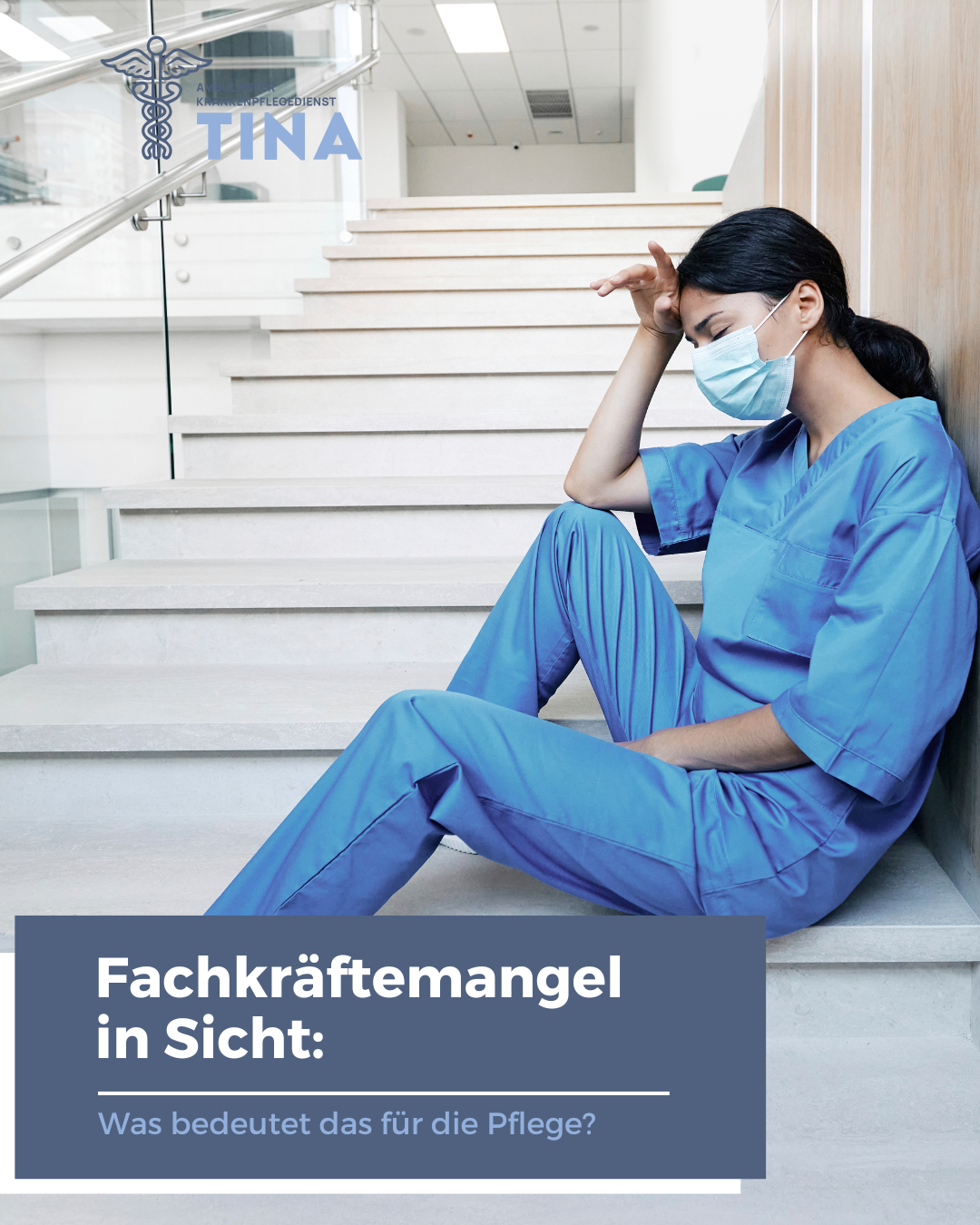 Nahaufnahme einer Hand mit einer Wunde, die mit steriler Baumwolle gereinigt wird. Hinweis auf Änderungen bei der Erstattung von Wundprodukten ab Dezember 2024