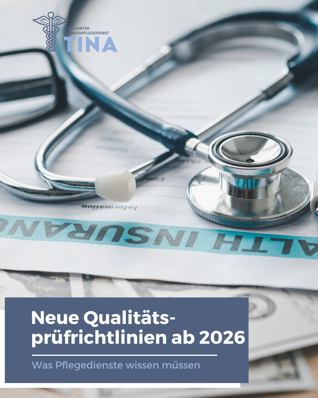 Auf dem Bild sieht man ein Stethoskop. Es liegt auf ärztlichen Unterlagen. Symbolisch für: Neue Qualitätsprüfrichtlinien ab 2026