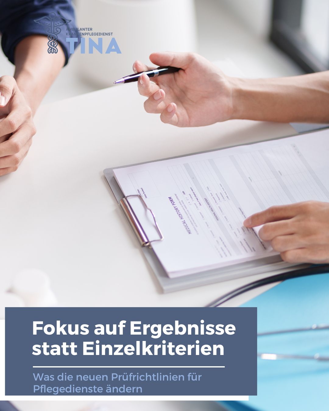 Das Bild zeigt zwei Menschen in medizinischer Kleidung vor einem Klemmbrett, symbolisch für: Qualitätsprüfrichtlinien 2026 Ergebnisse statt Einzelkriterien