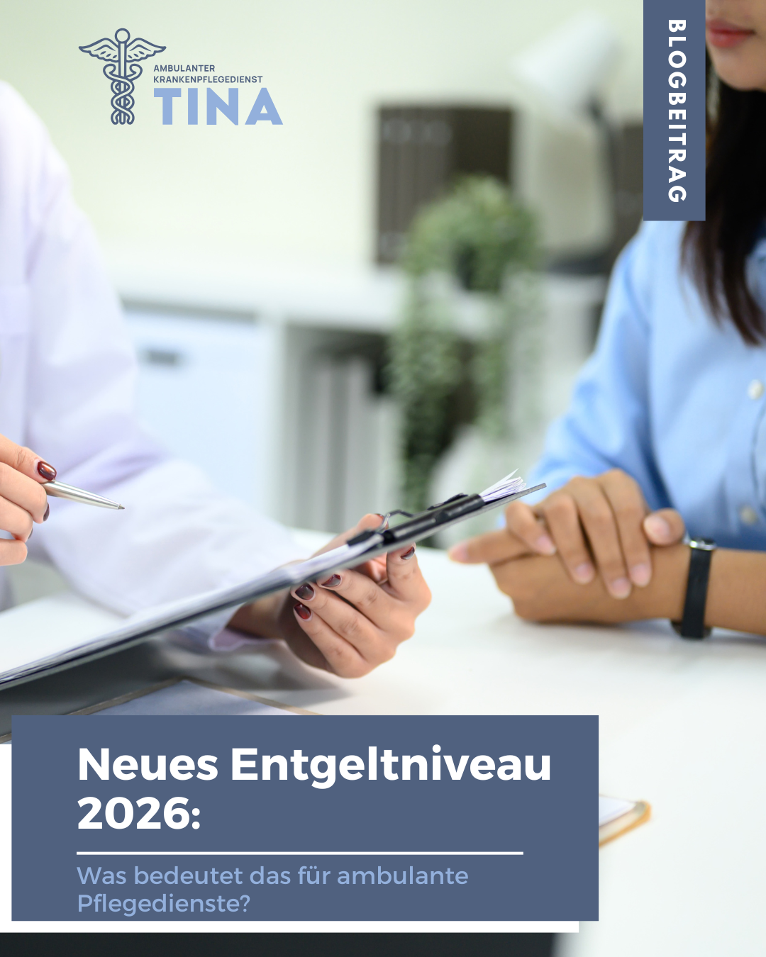 Auf dem Bild sieht man die Hände von zwei Personen. Die Hände sind auf einem weißen Tisch abgelegt. Eine Person trägt ein blaues Oberteil. Die andere Person hält ein Klemmbrett in der Hand. Symbolisch für: Entgeltniveau 2026: Was sich jetzt für die ambulante Pflege ändert