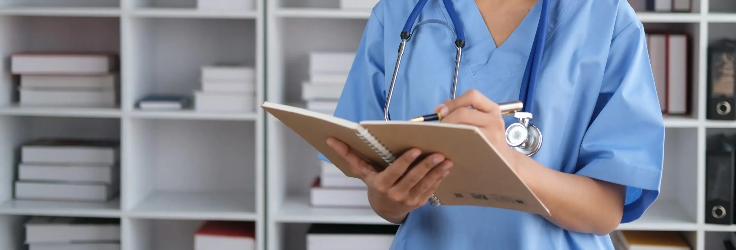 Pflegekraft im Gespräch mit einer Patientin