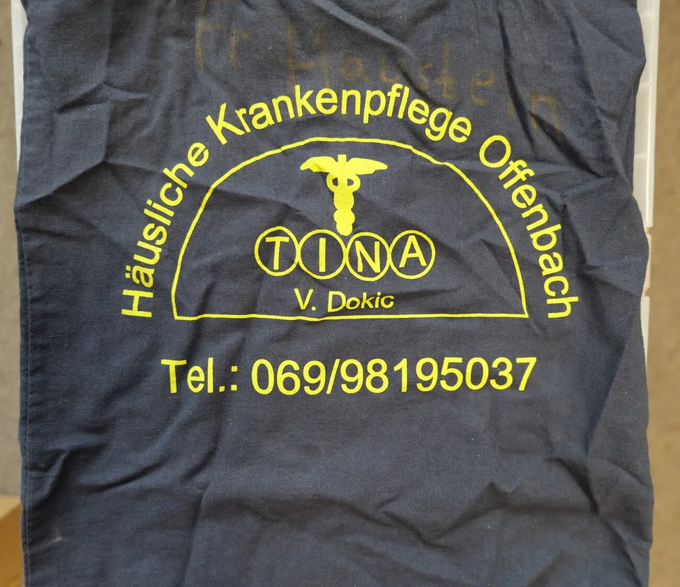 Dienstkleidung des Pflegedienstes Tina mit dem gelben Signet und der Telefonnummer