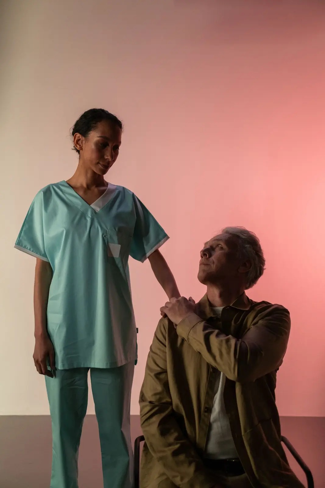 Pflegekraft im Gespräch mit Patient