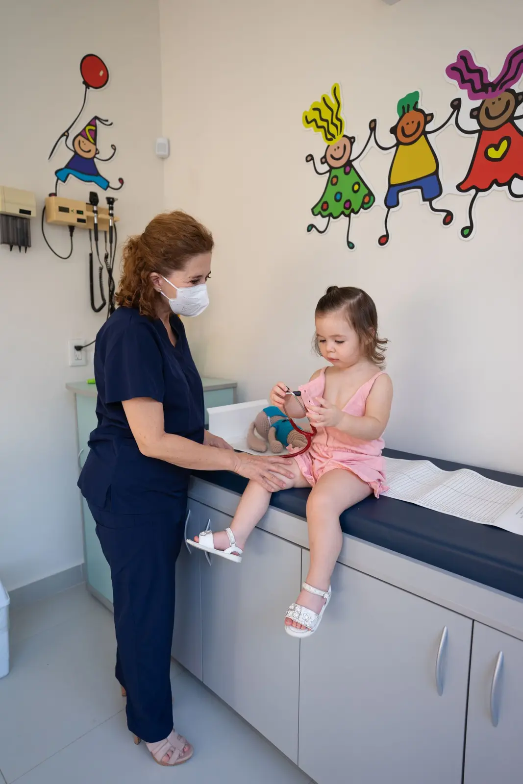 Kinderpflege beim Arztbesuch